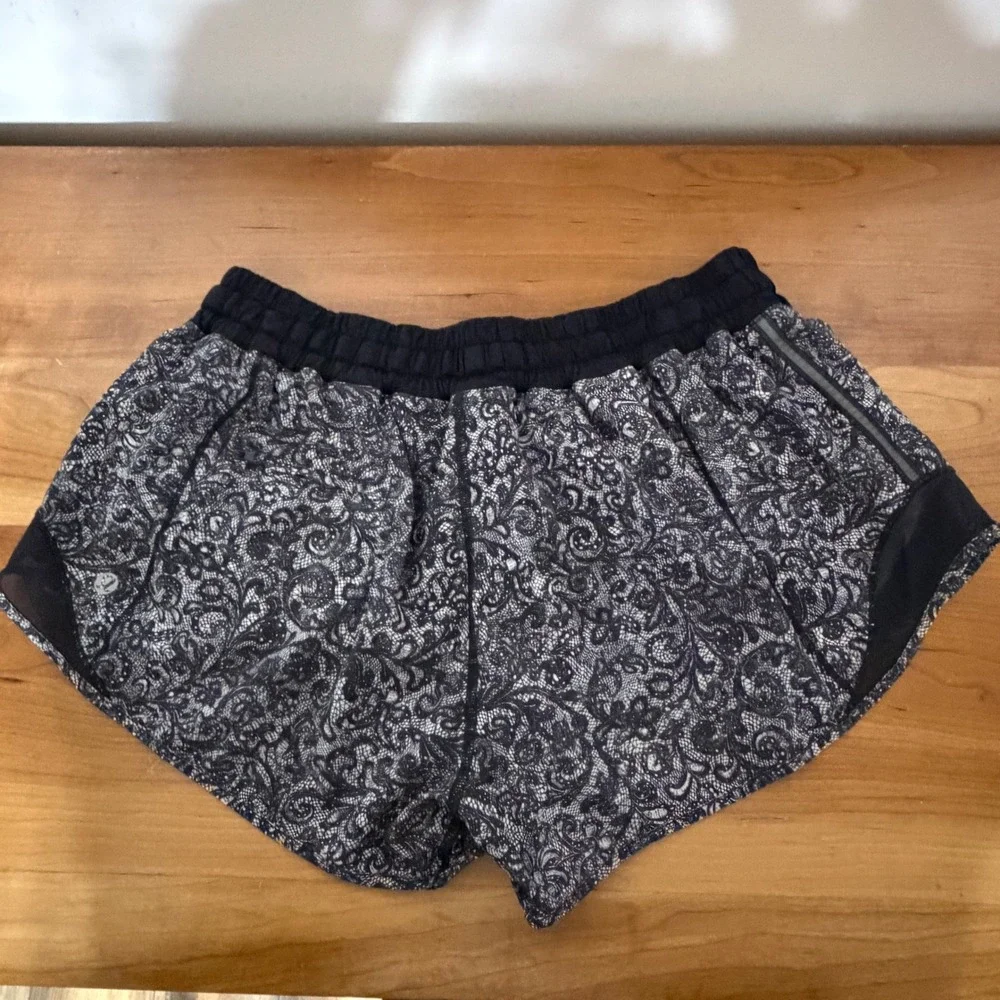 Lululemon Athletica Lace Print Running Shorts‎ Black White Mesh Trim Size 10 Reg